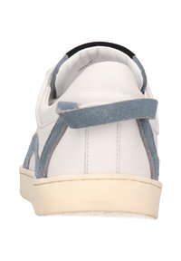 Sneaker in pelle bianca con accenti in suede blu. Caratterizzato da un colletto imbottito, suola testurizzata e dettagli di cucitura a contrasto.