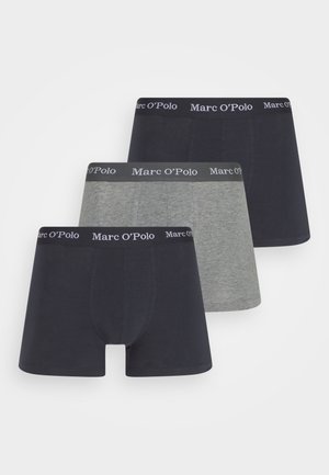 Drei Paare von Marc O'Polo Boxershorts: eine dunkelblaue, eine hellgraue und eine weitere dunkelblaue, mit einem schwarzen Bund mit Logo.