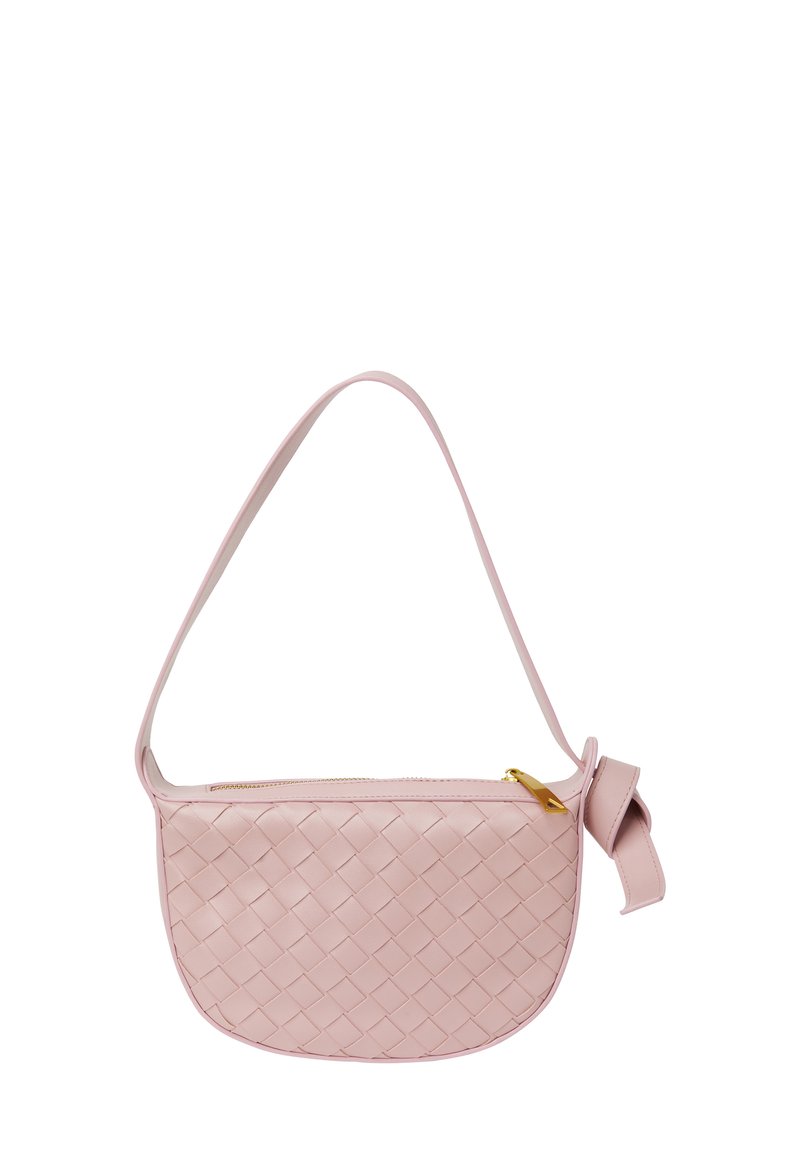 Pink vævet læder crossbody taske med en glat overflade, rund form, lynlås lukning og en tynd, justerbar rem. Guld lynlås detalje.
