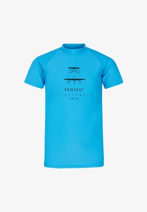 T-shirt sportiva a maniche corte di colore azzurro chiaro, realizzata in tessuto morbido. Presenta un collo rotondo e un logo e testo stampati in nero sulla parte anteriore.