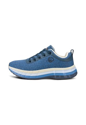Blauer Sportschuh mit geschichteter weiß-blauer Sohle, Schnürverschluss, weichem Stoffoberteil und Zuglasche an der Ferse.