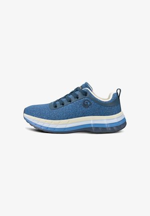 Blauer Sportschuh mit geschichteter weiß-blauer Sohle, Schnürverschluss, weichem Stoffoberteil und Zuglasche an der Ferse.