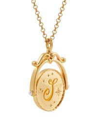 Zlatý prívesok na retiazke vo forme medailónu, s ozdobnými detailami, vygravírovaným písmenom 'S', malými perlami a hviezdičkovými akcentmi. Oválny tvar s textúrovaným povrchom.