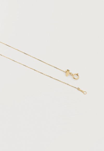 Λεπτό χρυσό κολιέ με μικρούς κρίκους, με κούμπωμα σε σχήμα ελατηρίου και μια μικρή καρδιά κοντά στο κούμπωμα.