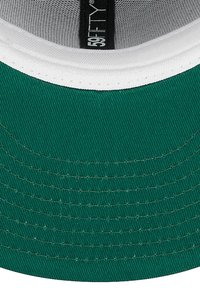 Grüne Baseballkappe mit einem weißen Innenrand und sichtbaren Nähmustern. Hergestellt aus strukturiertem Stoff, der ein geschwungenes Design zeigt.