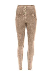 Leggings a vita alta, marrone chiaro, con una leggera lucentezza, chiusura a tre bottoni e due tasche frontali. Texture liscia, design aderente.