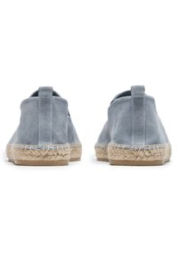 Espadrilles de ante azul con suela de yute, presentando un diseño sin cordones y parte trasera baja, adecuadas para uso casual.