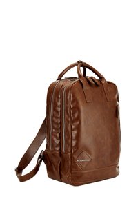 Smeđi kožni ruksak s glatkom završnom obradom, dvostrukim patentnim zatvaračima, gornjim ručkama i podesivim naramenicama; na donjem prednjem dijelu ima logotip.