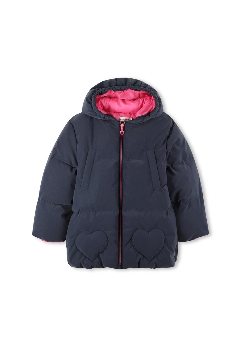 Giubbotto imbottito blu navy con fodera della cappuccio rosa e dettagli a forma di cuore sulle tasche. Presenta una zip frontale e polsini elasticizzati.