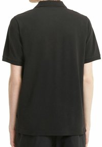 Zwarte polo shirt, korte mouwen, klassieke kraag, effen textuur, rechte zoom, zacht materiaal, veelzijdig ontwerp, geen zichtbare patronen of logo's.