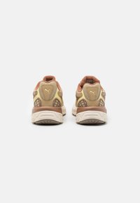 Puma VELOPHASIS EARTH UNISEX - Tossud - prairie tan/chamomile