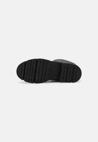 XTI Botines con cordones - black