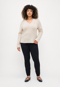 Tommy Hilfiger Curve SWEATER - Strikkegenser - classic beige heather