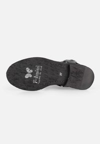 Suela de zapato negra con patrón texturizado, logo impreso, talla 37 y detalles de costura visibles. Tacón liso y sólido con ligeras señales de uso.