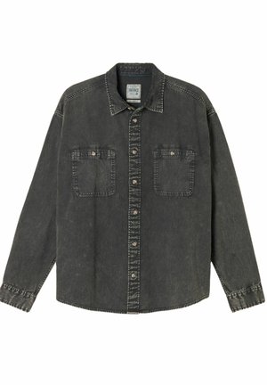 Ciemnoszara koszula dżinsowa z długimi rękawami, zapinana na guziki z przodu, z dwoma kieszeniami na piersi oraz przeszyciami wzdłuż kołnierza i mankietów.