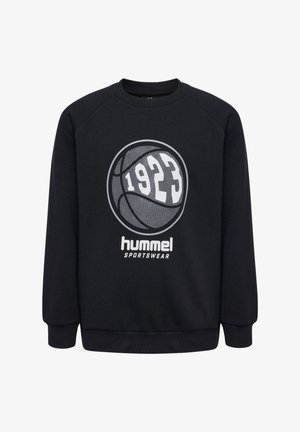 Sort sweatshirt med et cirkulært grafisk design, der viser en basketball og "1923" i hvid, samt "hummel sportswear" nedenfor.