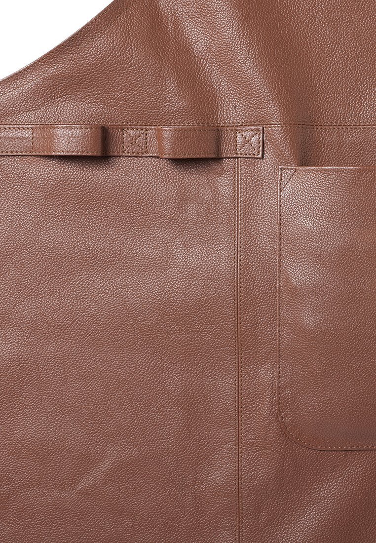 Brauner Lederoverall mit einer strukturierten Oberfläche, ausgestattet mit einer Tasche auf der rechten Seite und drei Schlaufen an der Oberseite zum Aufhängen oder Sichern.