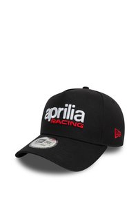 Casquette de baseball noire avec sangle réglable, présentant un logo brodé "aprilia RACING" en blanc et rouge à l'avant, et un tissu texturé.