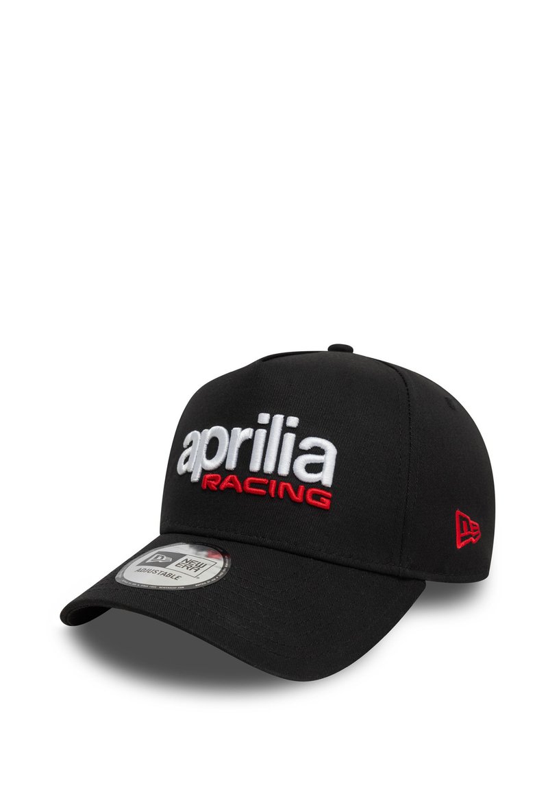 Musta baseball-lippalakki, jossa on säädettävä hihna ja edessä valkoisella ja punaisella brodeerattu "aprilia RACING" -logo, sekä teksturoitu kangas.