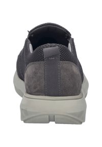 Grau sportlicher Schuh aus einer Kombination von Mesh- und Wildledermaterialien, mit runder Zehenpartie, Lasche an der Ferse und einer strukturierten Gummisohle.