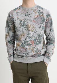 Sudadera de color gris claro con estampado floral que presenta diversos diseños de plantas en verde, rosa y amarillo. Puños y dobladillo acanalados.