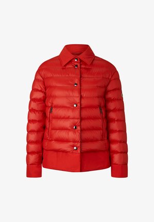 Czerwona kurtka puchowa z kołnierzykiem, zatrzaskami i bocznymi kieszeniami. Posiada pikowany wzór dla izolacji oraz gładką, błyszczącą tkaninę.