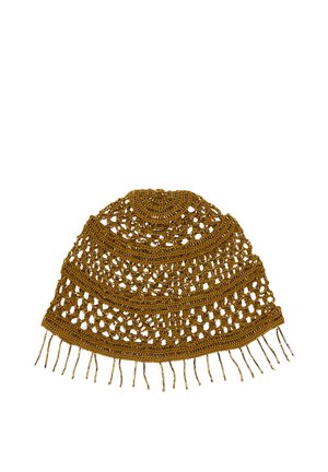 Brązowy szydełkowany kapelusz typu bucket z otwartym wzorem i koralikowymi frędzlami wzdłuż rondka, na białym tle.