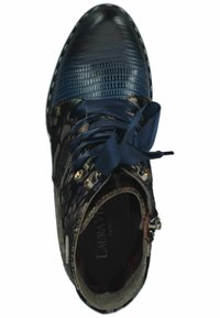 Zapato de cuero azul con una parte superior texturizada, exterior con un patrón floral, lazadas de satén y acentos metálicos. Diseño de punta redondeada.