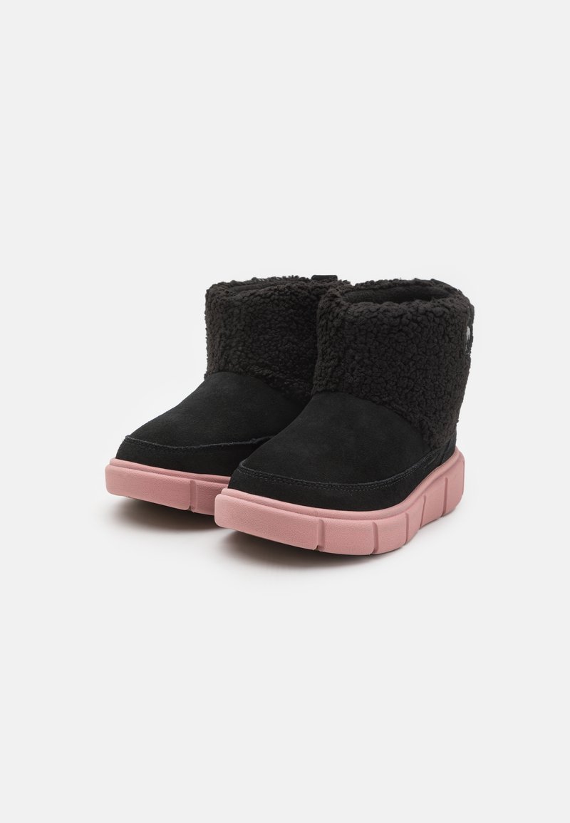 Schwarze Wildleder-Stiefeletten mit einem strukturierten schwarzen Fellkragen und einer klobigen rosa Sohle. Glatte Oberfläche mit verstärkter Naht entlang der Kanten.