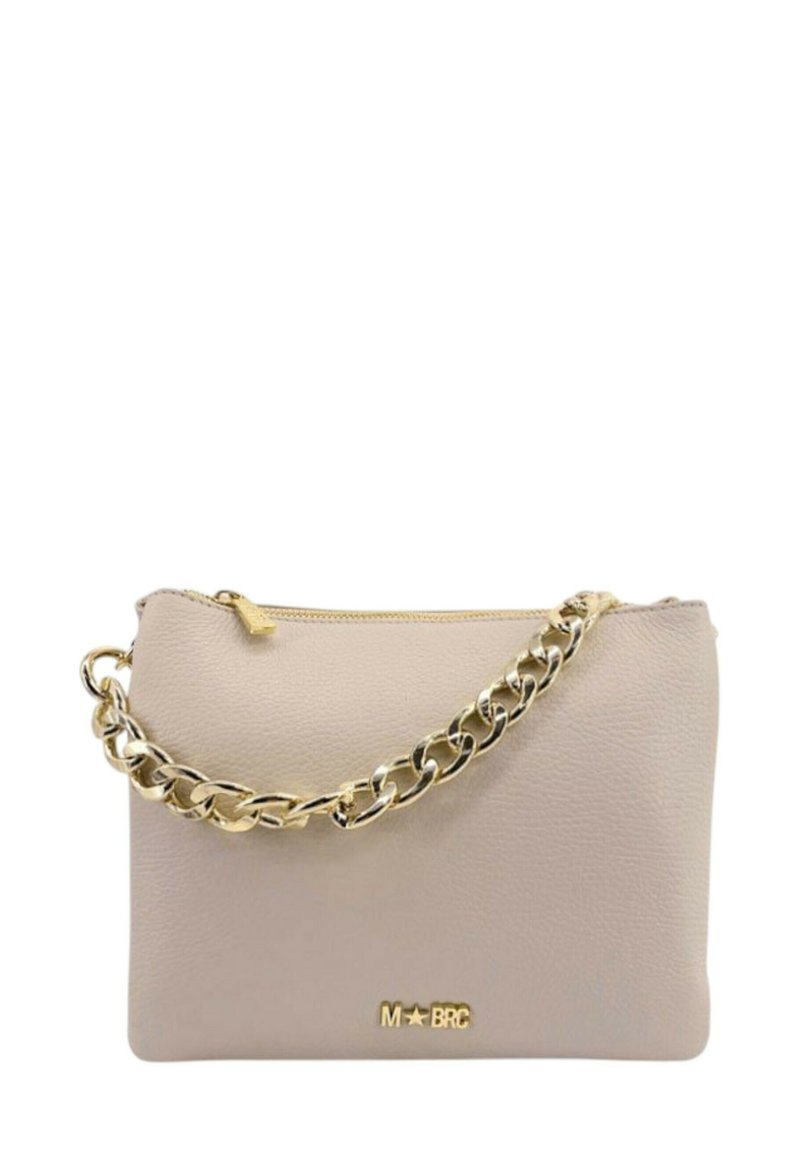 Borsa a mano in pelle beige con tracolla in catena dorata, chiusura con zip e dettagli del logo in rilievo sul davanti. Texture liscia e forma rettangolare.