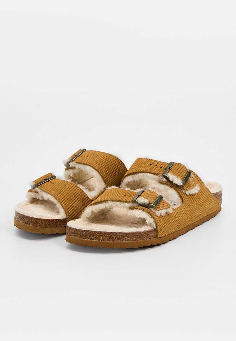 Braune Corduroy-Sandalen mit zwei verstellbaren Metall-Schnallen und weicher beiger Schaffell-Innensohle auf Korksohlen.