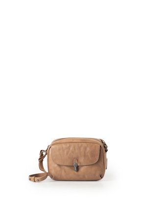 Lichtbruine leren crossbodytas met een voorflap en metalen sluiting, verstelbare band en zichtbare stikseldetails op een witte achtergrond.
