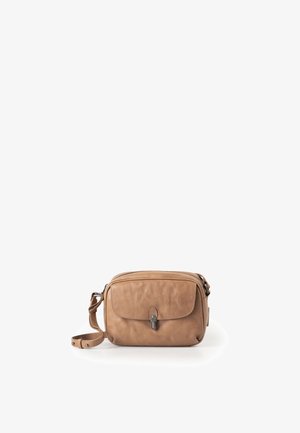 Hellbraune Leder-Crossbody-Tasche mit Klappe und Metallverschluss, verstellbarem Riemen und sichtbaren Nahtdetails auf weißem Hintergrund.