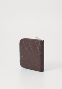 Brun skinnlommebok med preget abstrakt mønster, kvadratisk form, og sølvfarget glidelåsdetalj, med en jevn tekstur og slank design.