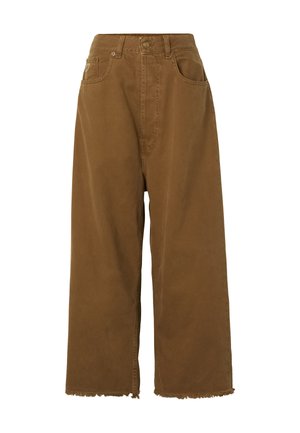 Pruunid laiade säärtega lühendatud püksid, millel on narmendavad ääred, ees nööbid, tõmblukuga sulgur ja viie taskuga disain.