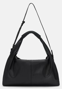 Czarna skórzana torebka o luźnym fasonie, z krótkim uchwytem u góry i regulowanym paskiem na ramię. Posiada detal szwów oraz minimalistyczny styl.