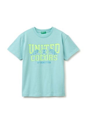 Hellblaues T-Shirt mit kurzen Ärmeln mit dem Schriftzug „United Colors of Benetton“ und grafischen Elementen in Gelb und Blau auf der Vorderseite.