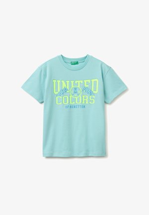 T-shirt celeste a maniche corte con scritta "United Colors of Benetton" ed elementi grafici gialli e blu sulla parte anteriore.