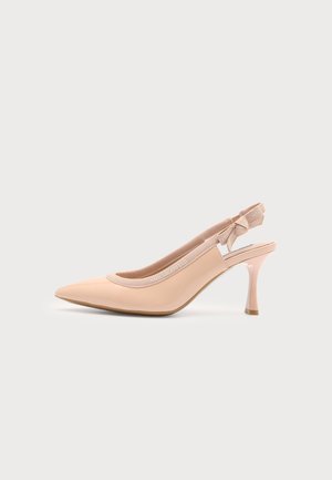 Pantof cu toc înalt slingback bej cu vârf ascuțit, bretea subțire și detaliu mic cu fundă în spate.