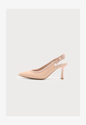 Bézs, hegyes orrú, magas sarkú slingback cipő vékony pánttal és kis masni részlettel hátul.