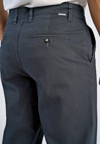 Lindbergh Chinos - dk blue