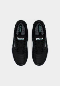 Μαύρα αθλητικά παπούτσια με επάνω μέρος από υφή δέρματος, διαθέτουν κορδόνια και λευκό λογότυπο. Η σόλα έχει διακριτικά χρώματα ως έμφαση.