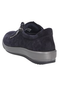 Marineblaue Wildlederschuhe mit grauer Gummisohle, ausgestattet mit einem seitlichen Reißverschluss und runder Zehenform. Glatte Textur mit minimalen Metallakzenten.