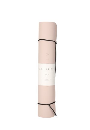 Tapis de yoga rose clair roulé, maintenu par des sangles noires, étiqueté "Athlecia", sur fond blanc.