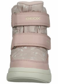 Lyserøde højtop sneakers med en overdel af stof, der har hvide blomstermønstre, to velcro-remme og en gummisål. Brandet "Geox" er synligt.