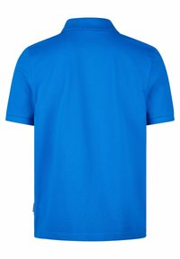 Polo shirt bleu royal, manches courtes, col classique, texture de coton lisse, design uni et détail d'étiquette sur le bas à gauche.