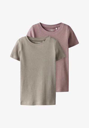 Zwei kurzärmlige T-Shirts mit gerippter Textur. Eines ist hellgrau, das andere ist gedämpft rosa, beide haben einen runden Ausschnitt.