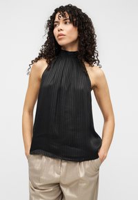 Μαύρο, πιετεντέ τοπ με halter και ψηλό λαιμό, κατασκευασμένο από ελαφρύ ύφασμα. Το σχέδιο διαθέτει κάθετες ρίγες και μια άνετη, ρέουσα σιλουέτα.