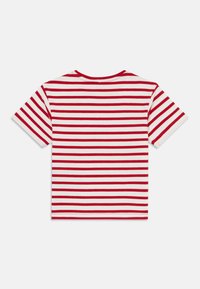 Camiseta de manga corta a rayas rojas y blancas, con cuello redondo y tejido de algodón suave, con rayas horizontales uniformemente espaciadas.
