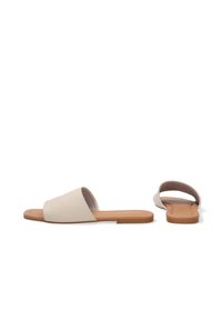 Krémové sandály na klínku s texturovaným koženým svrškem a minimalistickým designem, s plochou hnědou podešví a otevřenou patou.
